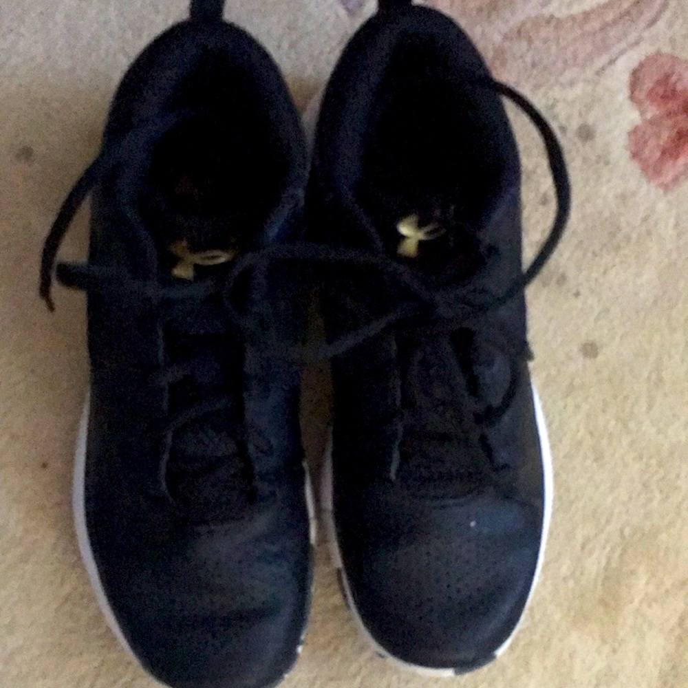 Under armour size 6.5 sneakers great condition
